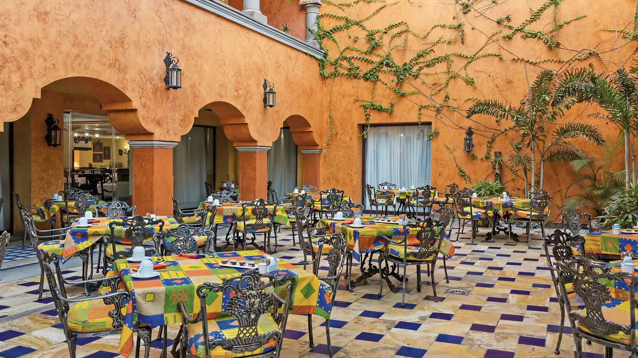 Restauracja na świeżym powietrzu w Europe Villa Cortes