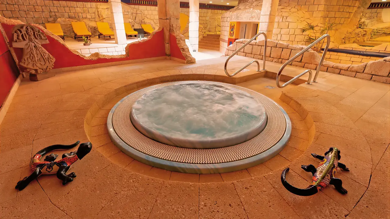 Strefa wellness z jacuzzi w Europe Villa Cortes