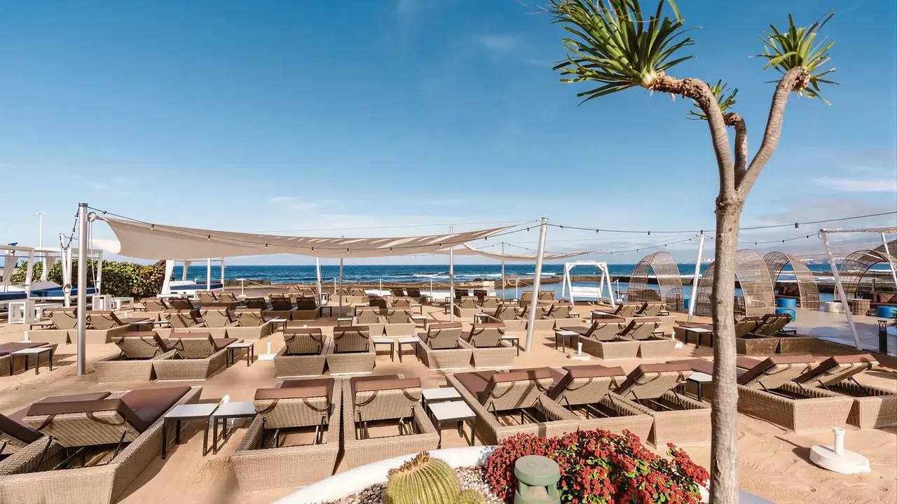 Leżaki na plaży w Europe Villa Cortes
