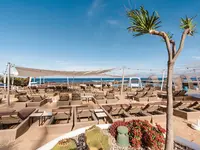 Leżaki na plaży w Europe Villa Cortes