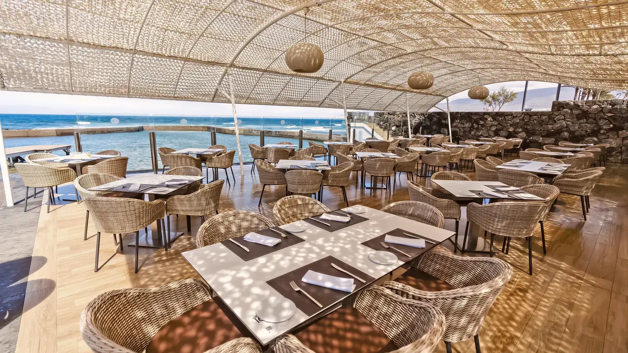 Restauracja w Europe Villa Cortes z widokiem na morze