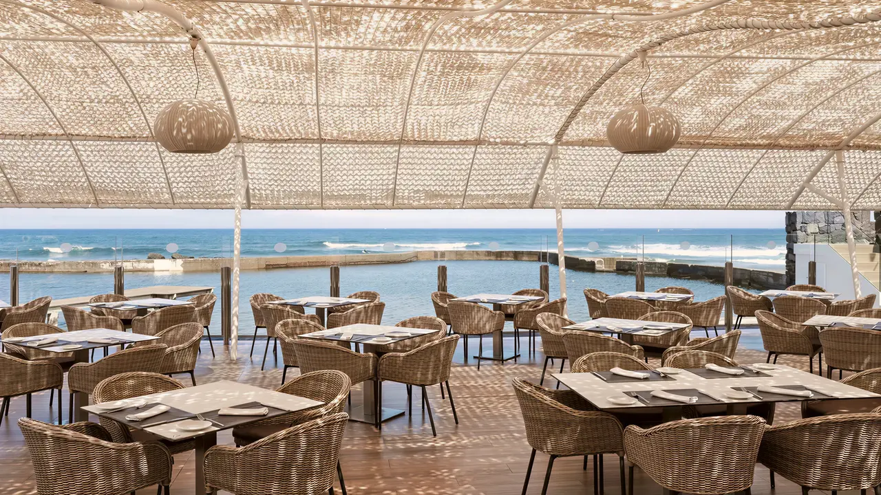Restauracja w Europe Villa Cortes z widokiem na morze