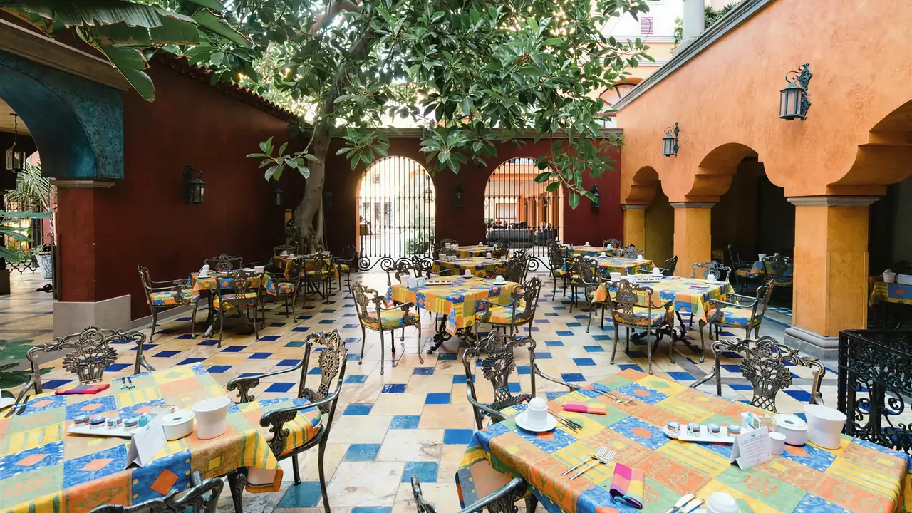 Restauracja w Europe Villa Cortes z kolorowymi obrusami