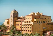 Elewacja budynku Europe Villa Cortes z palmami
