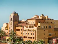 Elewacja budynku Europe Villa Cortes z palmami