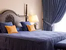Sypialnia w hotelu Europe Villa Cortes z niebieskim łóżkiem