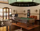 Sala gier w Europe Villa Cortes z bilardem i ekranami