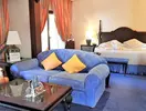 Wnętrze pokoju z łóżkiem i sofą w Europe Villa Cortes