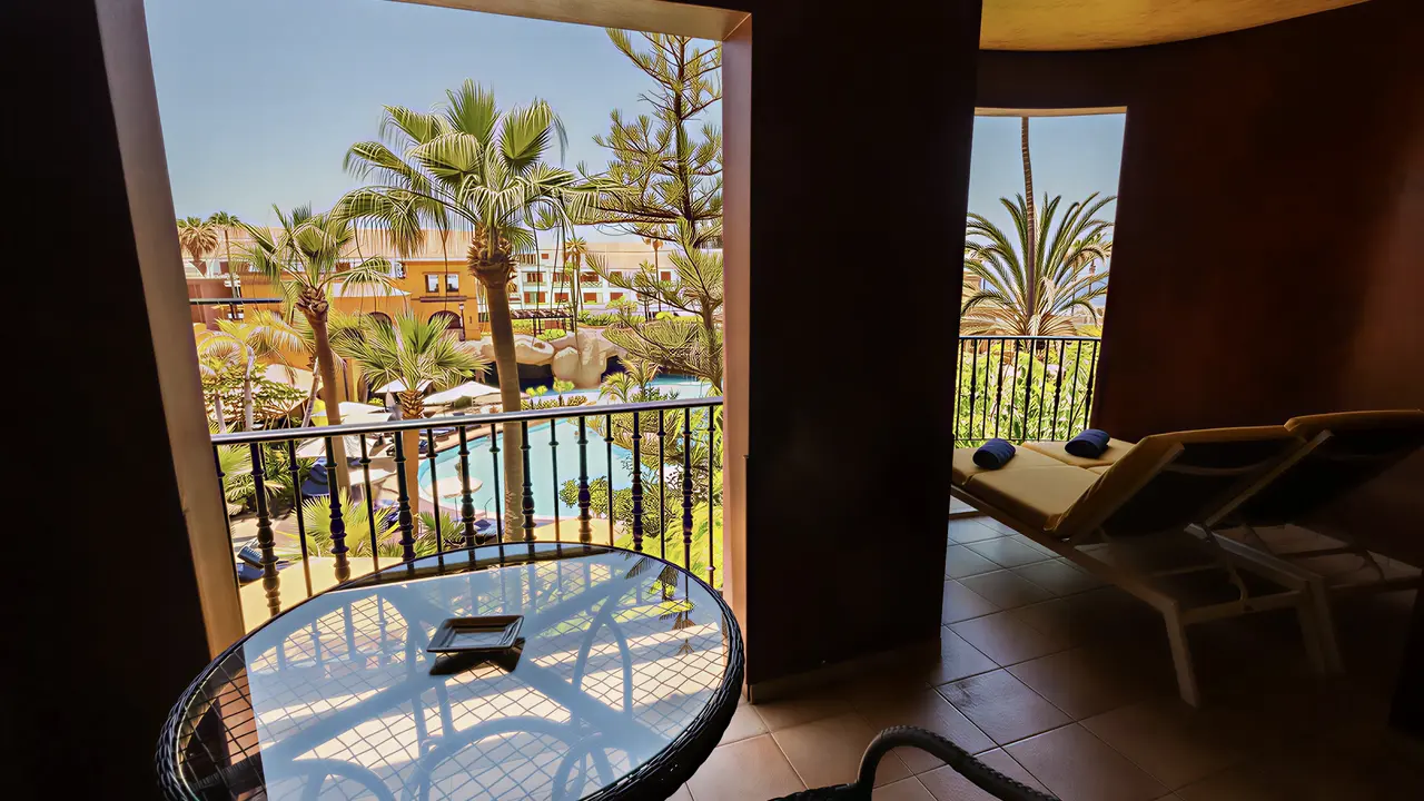 Prywatny balkon w Europe Villa Cortes z widokiem na basen