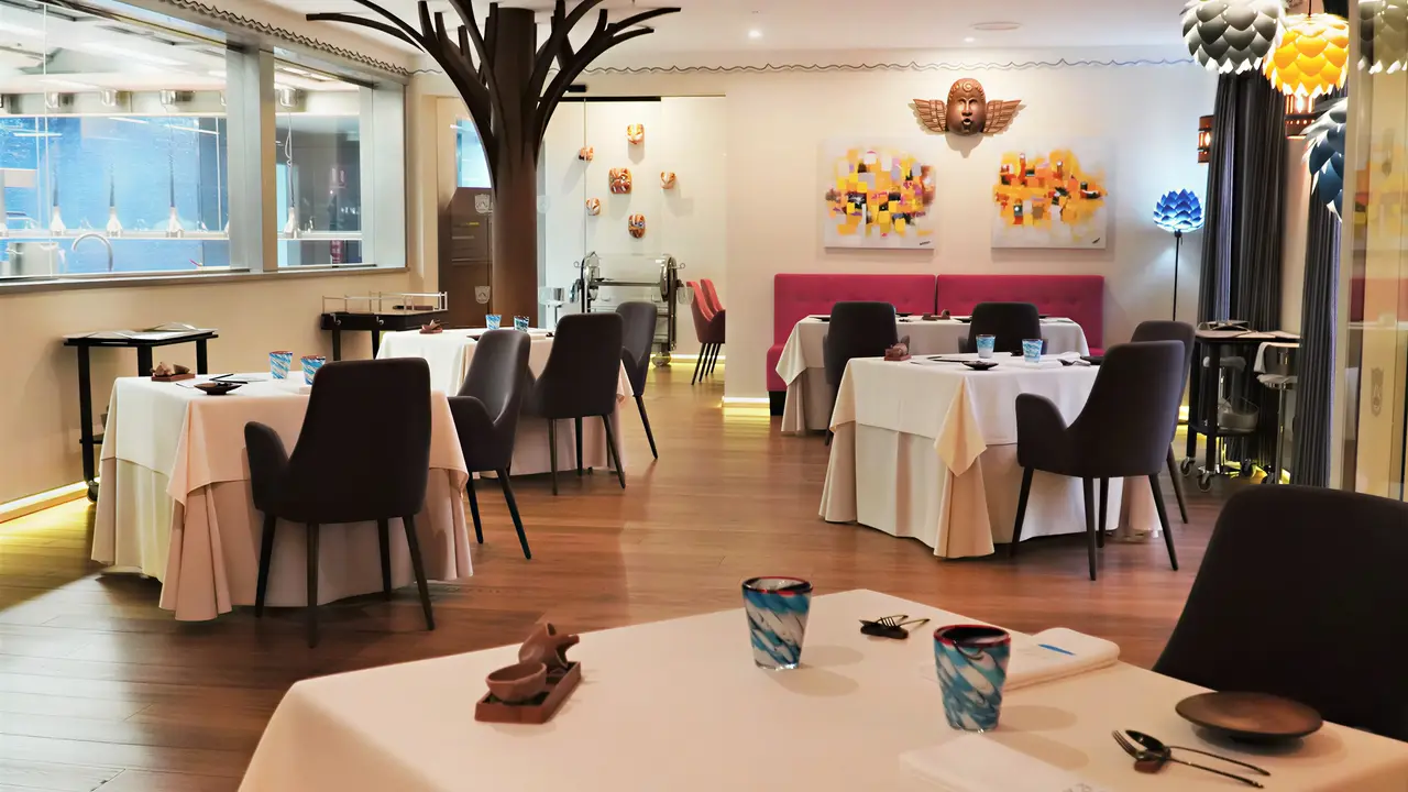 Restauracja w Europe Villa Cortes z nakrytymi stołami