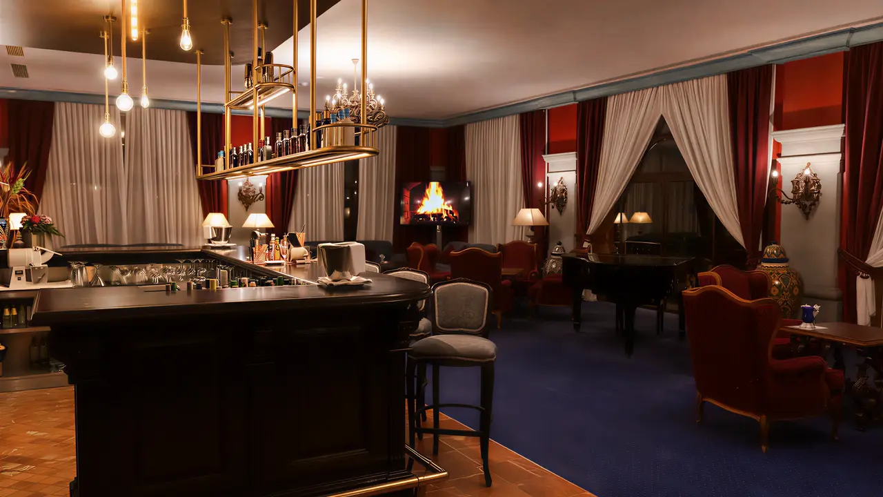 Elegancki bar w hotelu Europe Villa Cortes