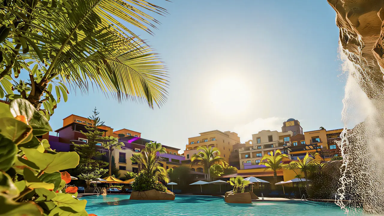 Basen z wodospadem w hotelu Europe Villa Cortes