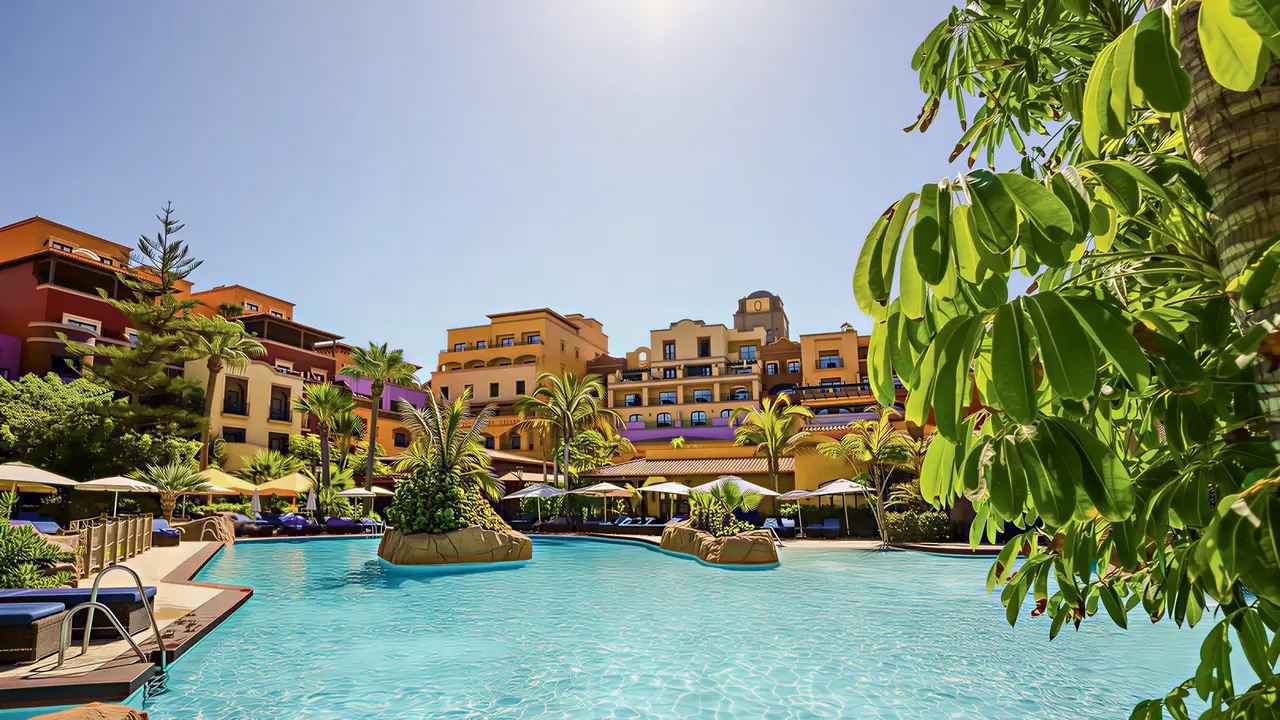Basen zewnętrzny w hotelu Europe Villa Cortes