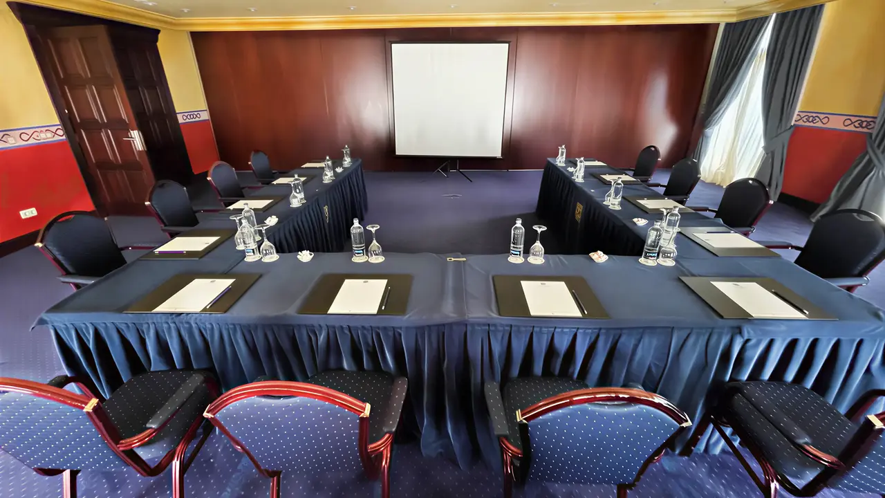 Sala konferencyjna z ekranem w Europe Villa Cortes