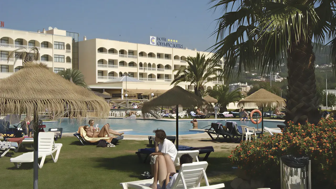Basen i leżaki w Evenia Olympic Park Resort