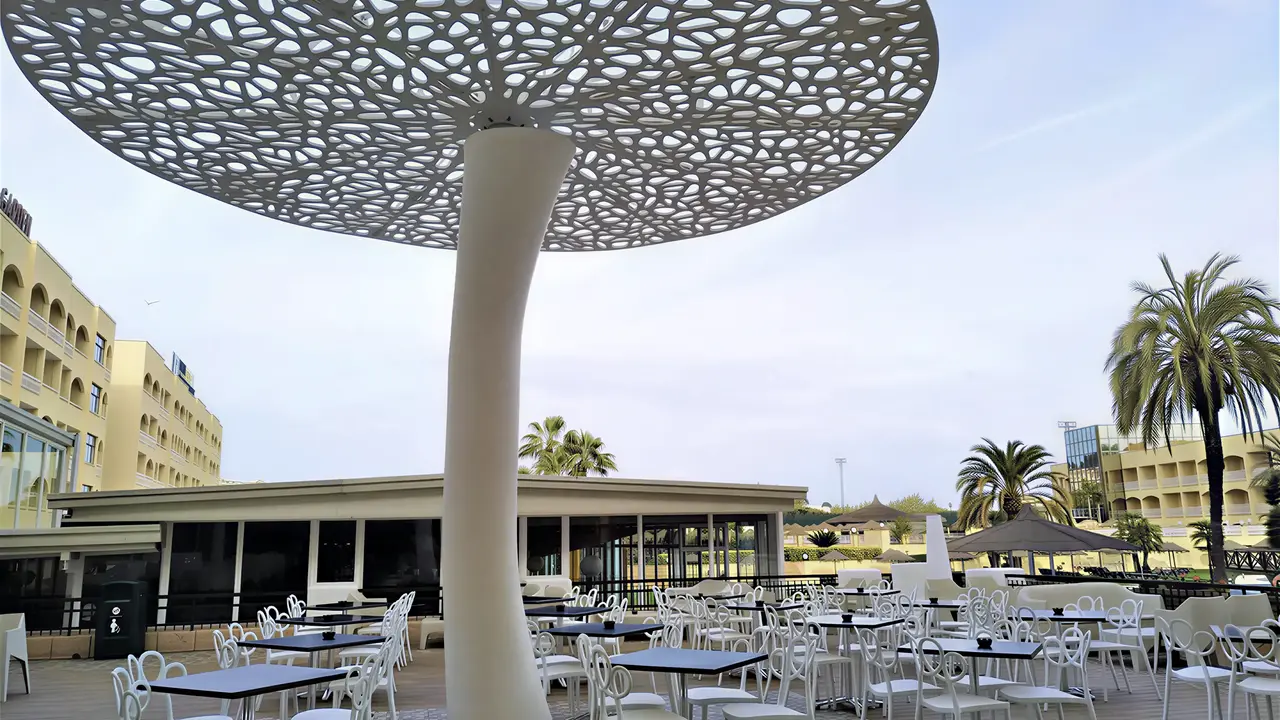 Stolik restauracyjny na tarasie w Evenia Olympic Park Resort