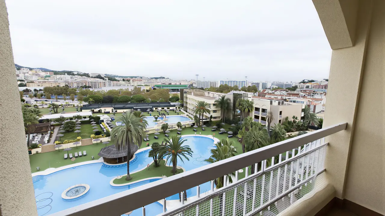 Widok z balkonu Evenia Olympic Park Resort na baseny