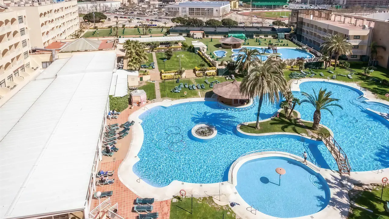 Widok na kompleks basenów w Evenia Olympic Park Resort