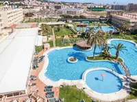 Widok na kompleks basenów w Evenia Olympic Park Resort
