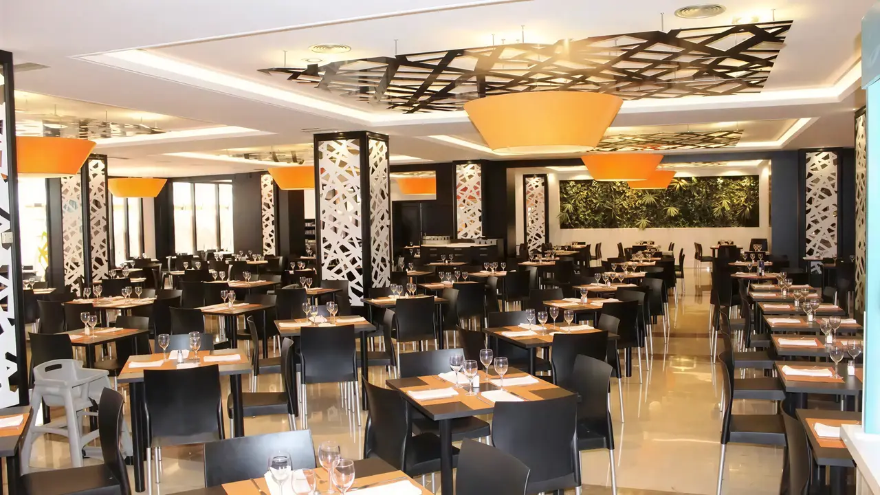 Restauracja w Evenia Olympic Park Resort z ustawionymi stolikami