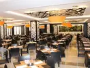 Restauracja w Evenia Olympic Park Resort z ustawionymi stolikami