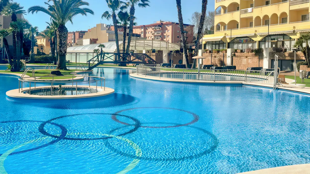 Basen zewnętrzny w hotelu Evenia Olympic Park Resort