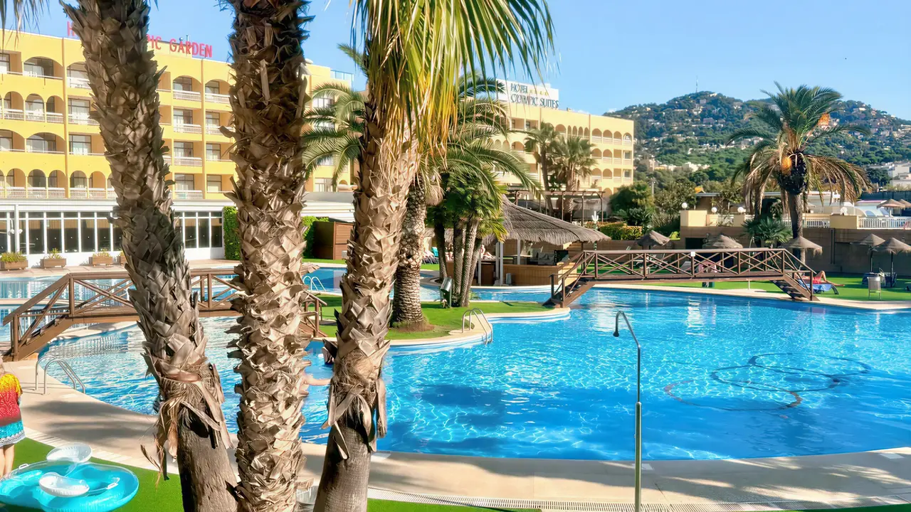 Basen i palmy w hotelu Evenia Olympic Park Resort