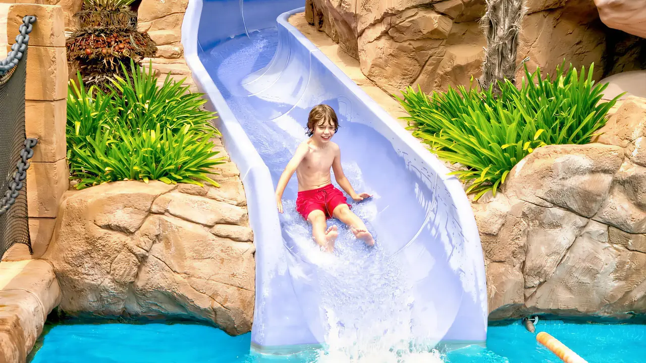 Dziecko na zjeżdżalni wodnej w Evenia Olympic Park Resort