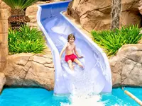 Dziecko na zjeżdżalni wodnej w Evenia Olympic Park Resort