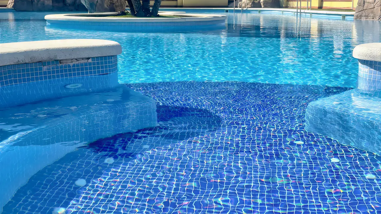 Niebieski basen w hotelu Evenia Olympic Park Resort