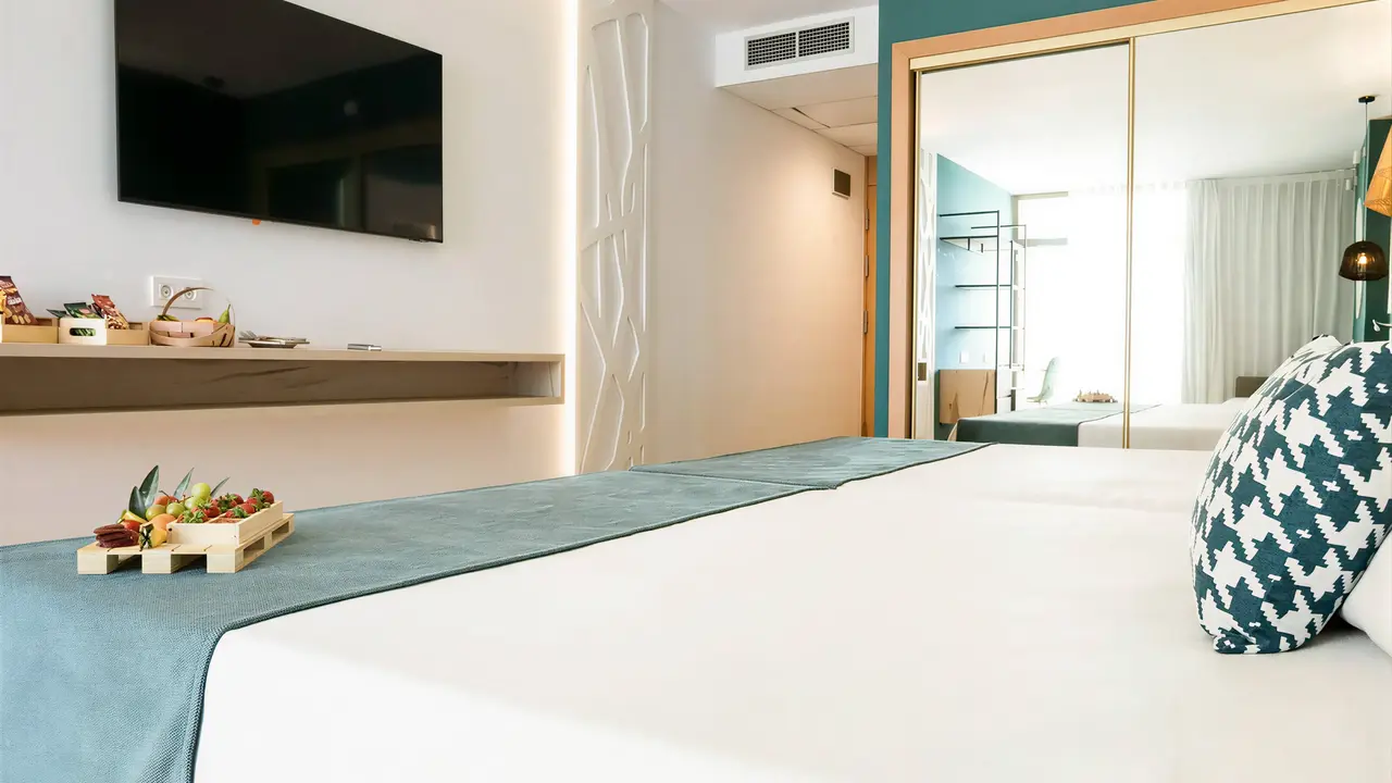 Nowoczesny pokój z łóżkiem w Evenia Olympic Park Resort