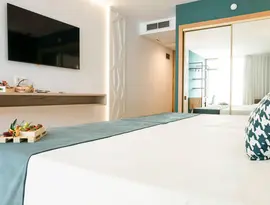 Nowoczesny pokój z łóżkiem w Evenia Olympic Park Resort