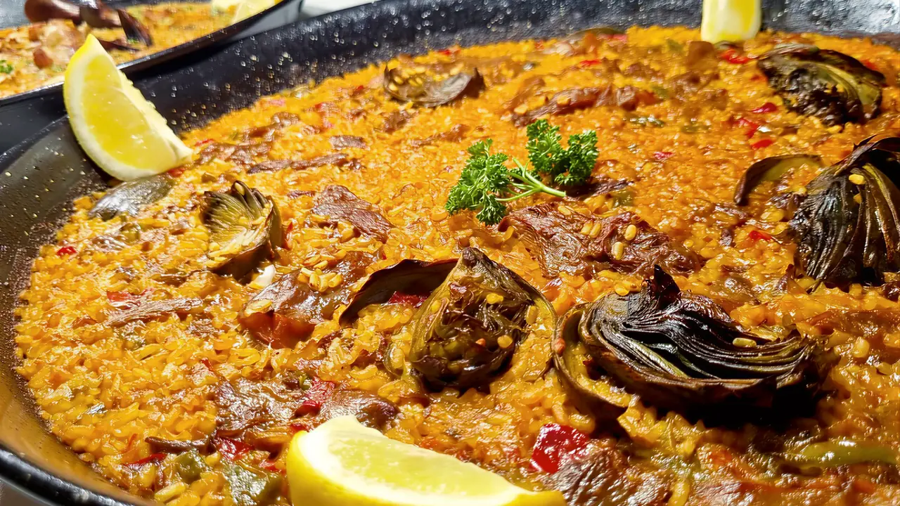 Danie paella serwowane w Evenia Olympic Park Resort
