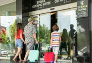 Wejście do budynku Evenia Olympic Park Resort z gośćmi