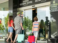 Wejście do budynku Evenia Olympic Park Resort z gośćmi