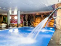 Kryty basen z wodospadem w Evenia Olympic Park Resort