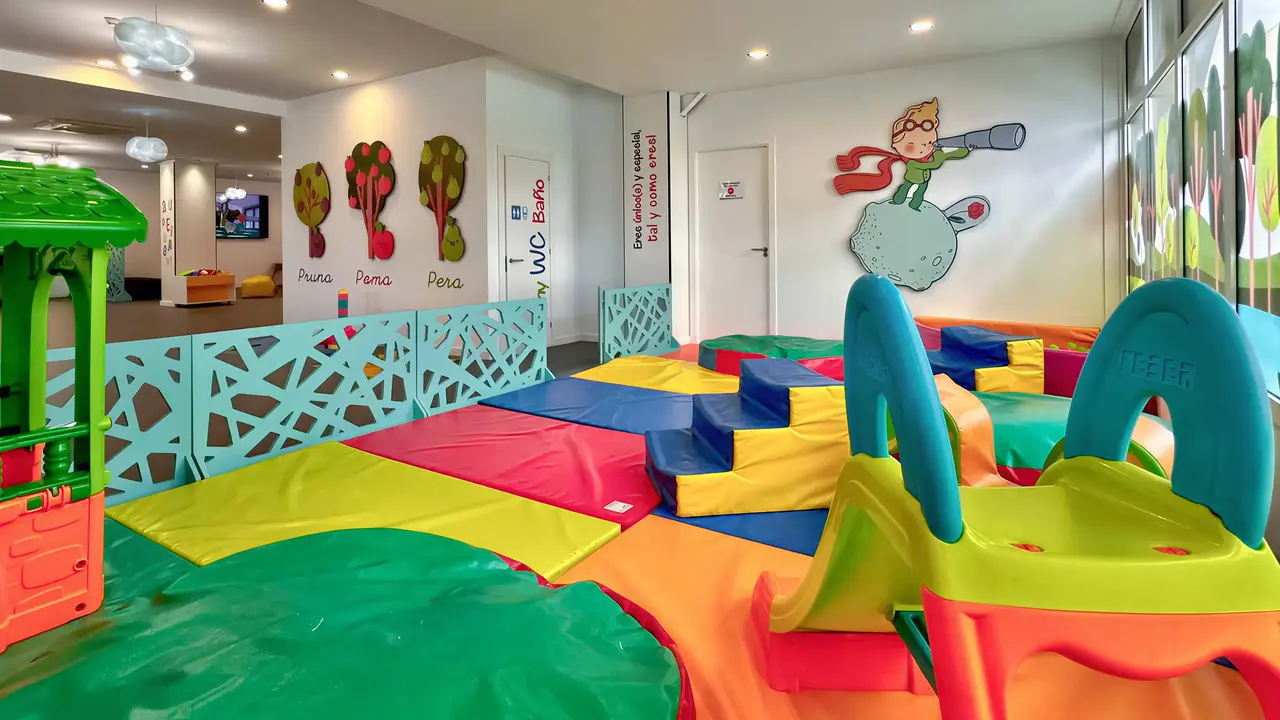 Kolorowa sala zabaw dla dzieci w Evenia Olympic Park Resort