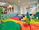 Kolorowa sala zabaw dla dzieci w Evenia Olympic Park Resort