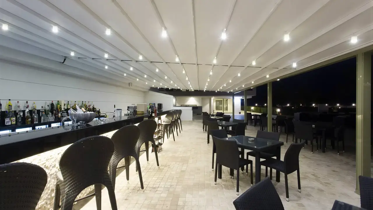 Bar z wysokimi hokerami w Falcon