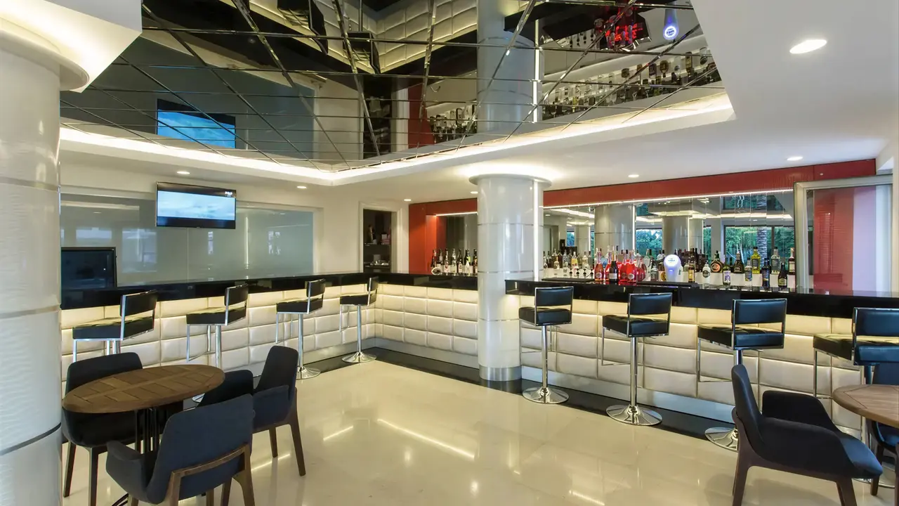 Nowoczesny bar z wysokimi hokerami w Falcon