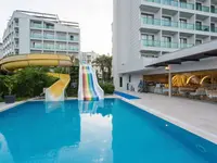 Zjeżdżalnie wodne przy basenie w Falcon