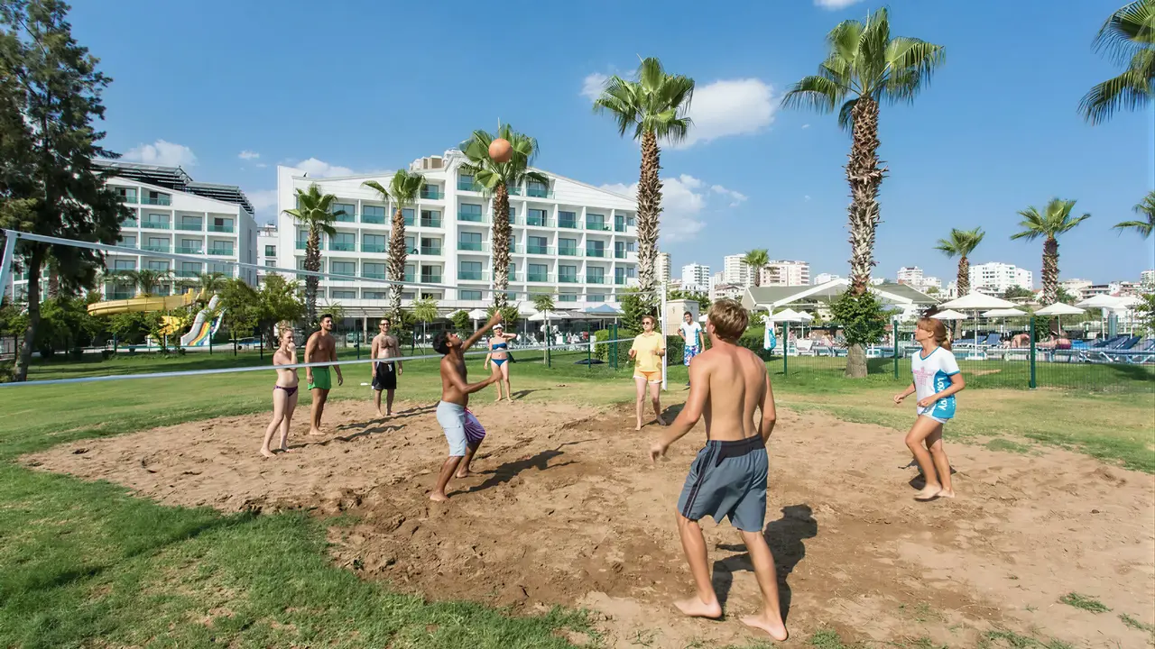 Gra w siatkówkę plażową w Falcon
