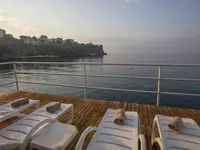 Taras z leżakami nad morzem w Falcon