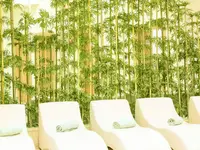 Białe leżaki w strefie spa Falcon