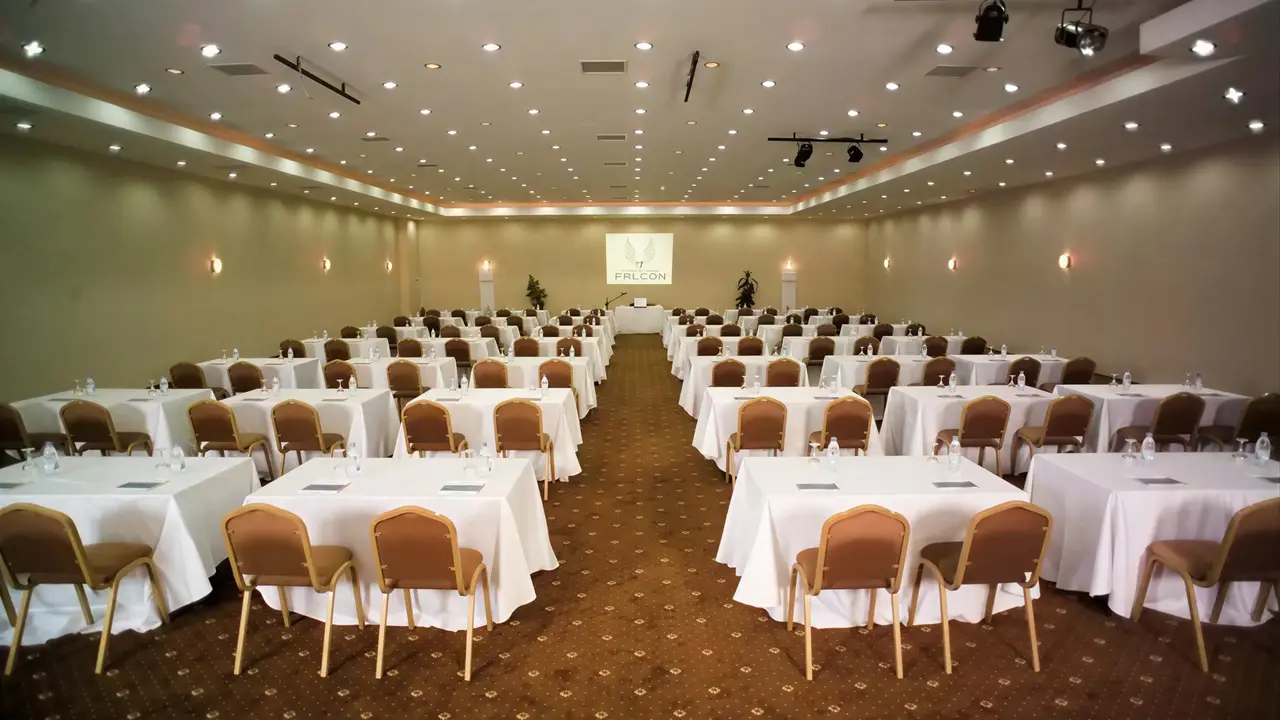 Sala konferencyjna w Falcon przygotowana na spotkanie