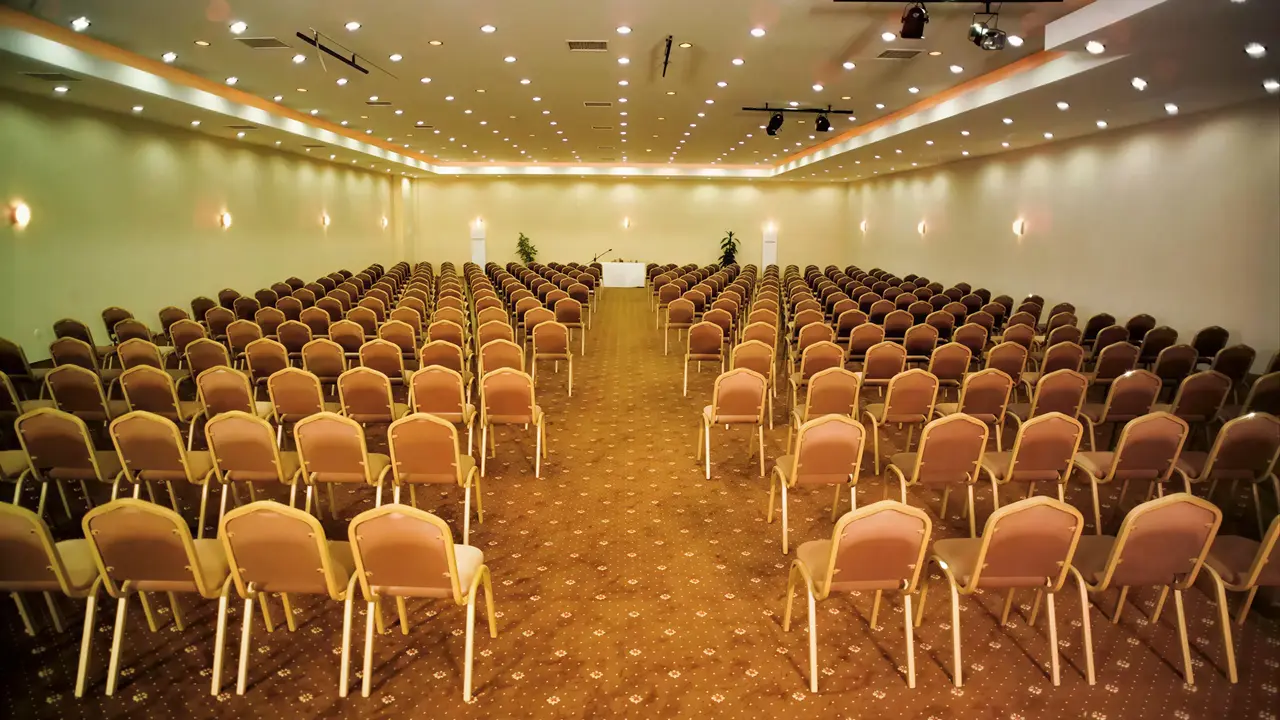 Sala konferencyjna w Falcon z rzędami krzeseł