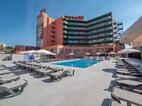 Basen z leżakami w Fenals Garden