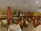 Restauracja w Fenals Garden z nakrytymi stołami