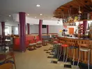Bar z wysokimi stołkami w Fenals Garden