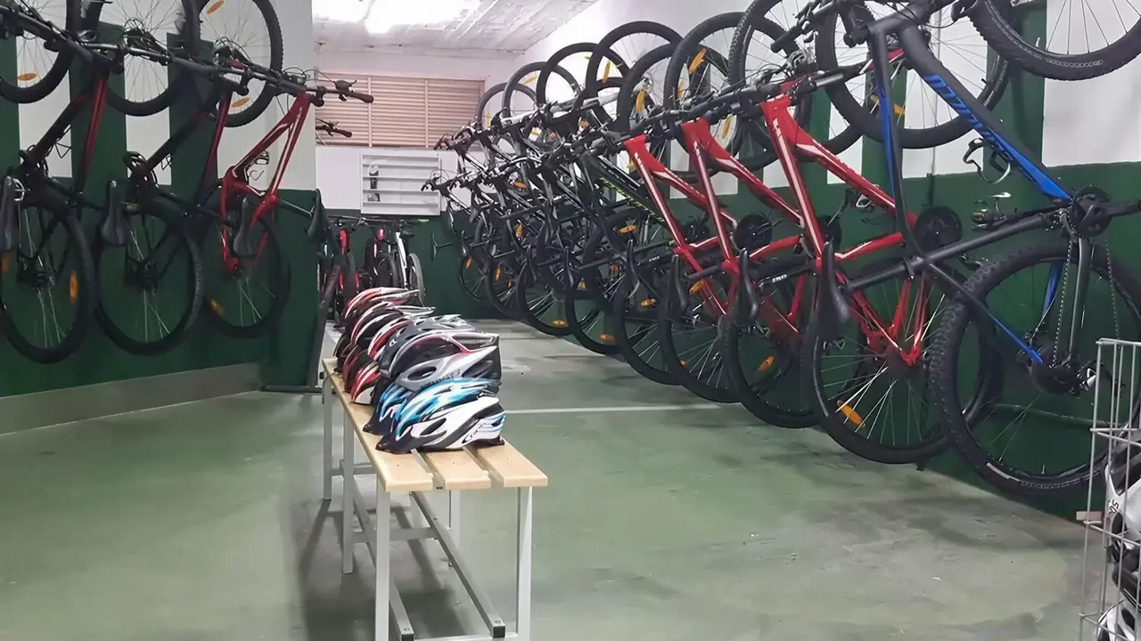 Wypożyczalnia rowerów i kasków w Fenals Garden
